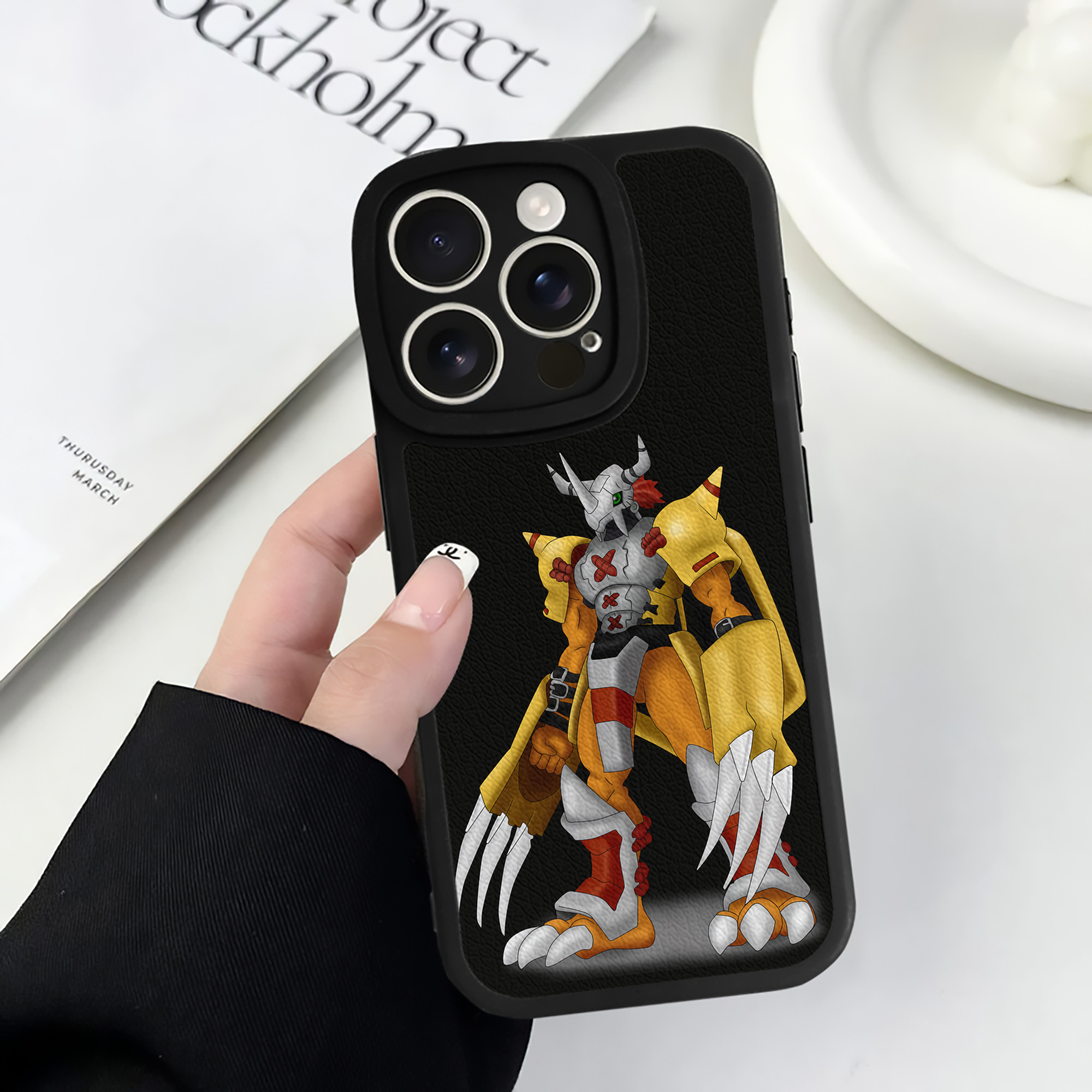 （画像用） Digimon デジタルモンスター/デジモン 【iPhone 16シリーズ対応】シリコンスマホケース（レザー調） 材質：シリコン